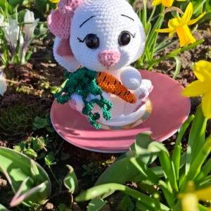 Kiškutė 13cm su morka - rankų darbo nerta